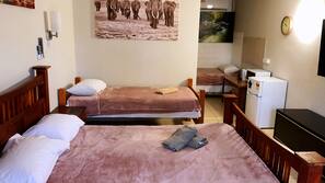 Individually furnished, desk, iron/ironing board, free WiFi
