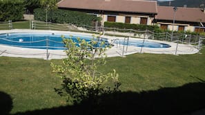 Una piscina al aire libre de temporada