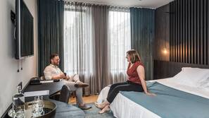Donzen dekbedden, een minibar, een kluis op de kamer, een bureau