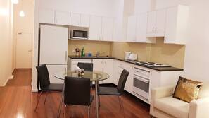 Full-sized fridge, microwave, oven, hob