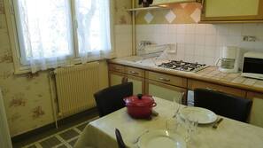 Grand réfrigérateur, micro-ondes, four, fourneau de cuisine