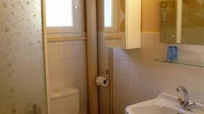Douche, articles de toilette gratuits, sèche-cheveux