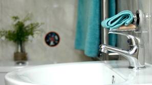 Combined shower/bathtub, free toiletries, towels, soap