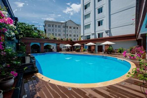 Seasonal outdoor pool, pool umbrellas, sun loungers