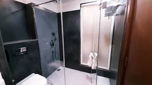Shower, hydromassage showerhead, free toiletries, hair dryer