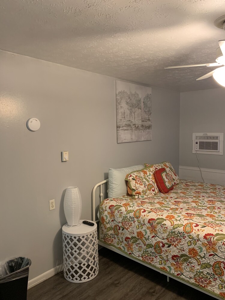 215 Studio style room with king bed suitable for 2 adults. Free parking.