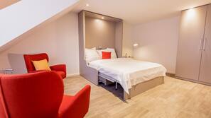 Schreibtisch, Verdunkelungsvorhänge, schallisolierte Zimmer