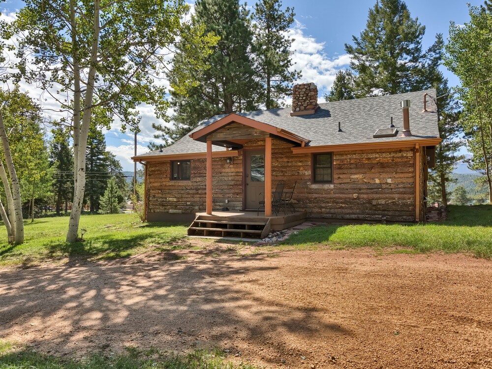 Newly Listed Center Of Woodland Park Cabin Walk To Everything