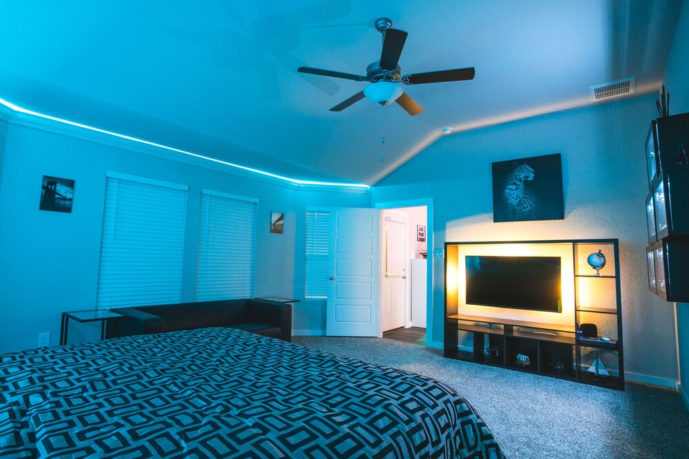 Movie Theatre! Pool Table!lackland! Vanity Room !! Near Seaworld ! in