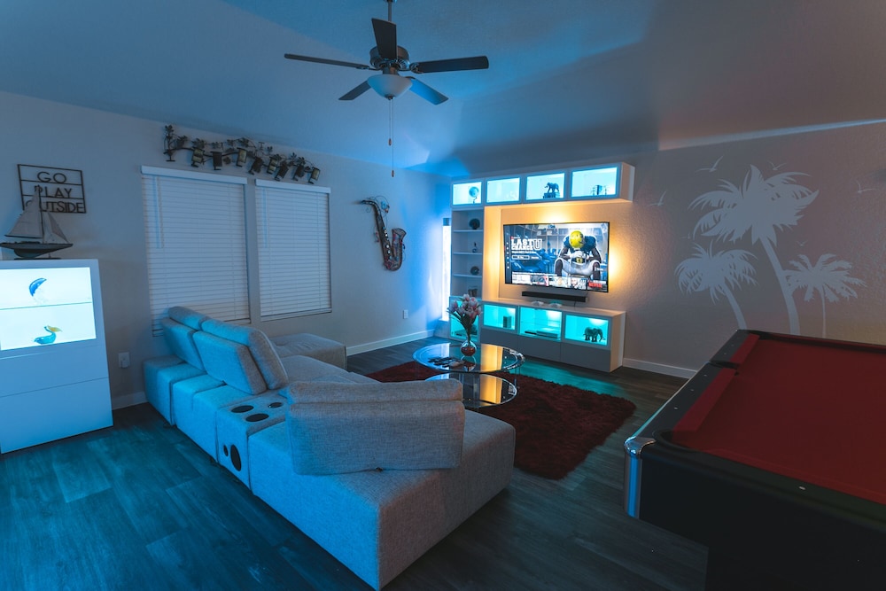 Movie Theatre! Pool Table!Lackland! Vanity room !! Near Seaworld ! in