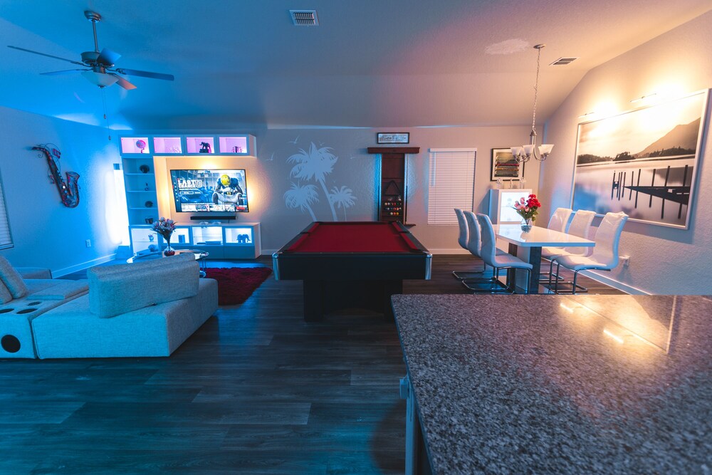 Movie Theatre! Pool Table!Lackland! Vanity room !! Near Seaworld ! in