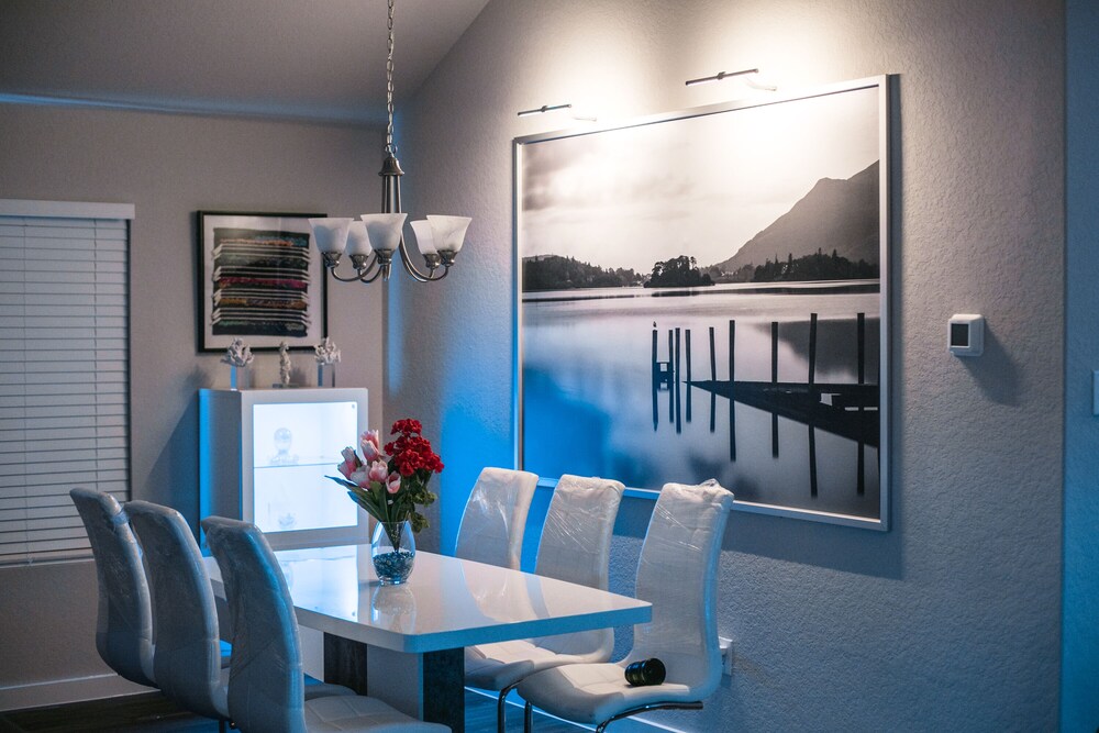 Movie Theatre! Pool Table!Lackland! Vanity room !! Near Seaworld ! in