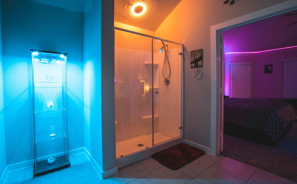 Movie Theatre! Pool Table!lackland! Vanity Room !! Near Seaworld ! in