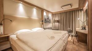 Minibar, Zimmersafe, Schreibtisch, Verdunkelungsvorhänge