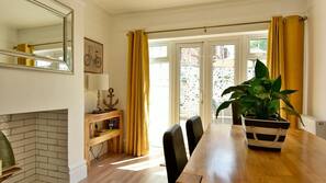 Iron/ironing board, free WiFi, linens