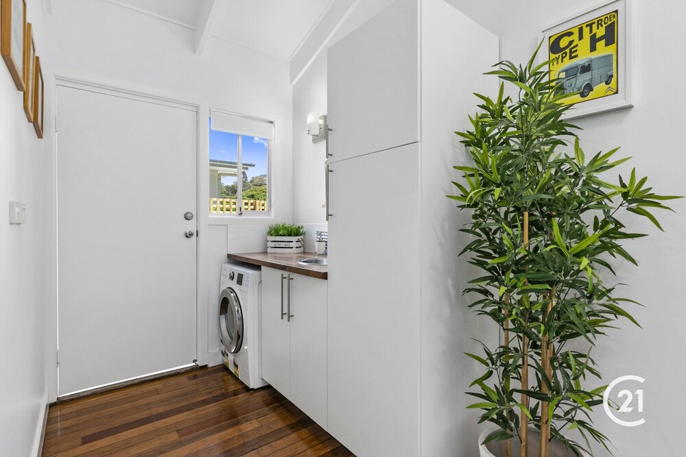 10 Depper - Ultra Cool Beach House - Pet Friendly, Pool, Spa, Minutes to the Beach and Village