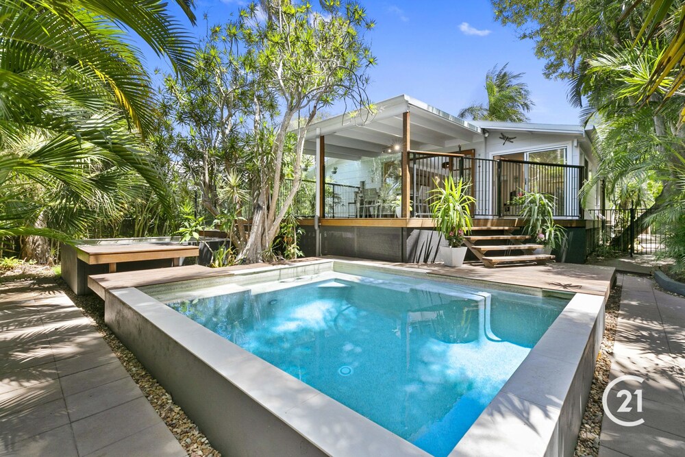 10 Depper - Ultra Cool Beach House - Pet Friendly, Pool, Spa, Minutes to the Beach and Village