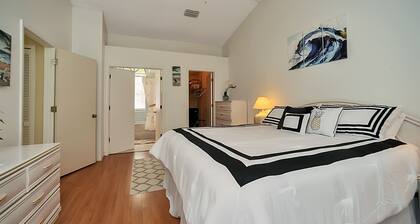Palm Bay Delight, Large Grass Yard, 20 Minutes To The Beach 3 Bedroom Home