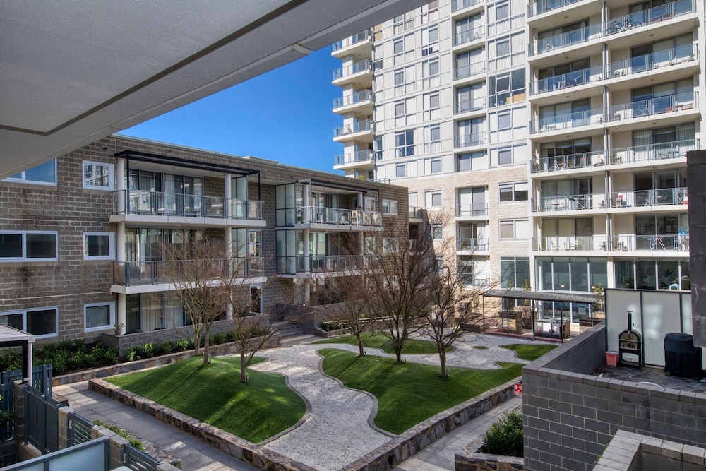 Spacious 1 Bedroom Apartment With Parking Canberra