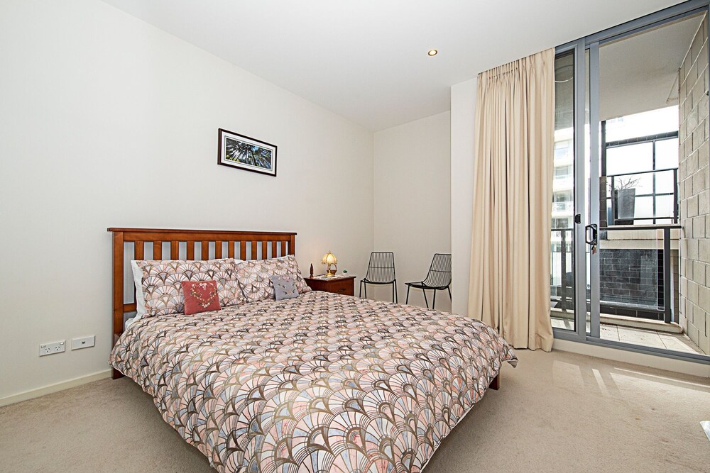 Spacious 1 Bedroom Apartment With Parking Canberra