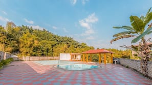 Kolam Renang Luar Ruangan