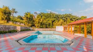 Kolam Renang Luar Ruangan