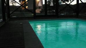 Una piscina cubierta, una piscina al aire libre de temporada, tumbonas