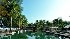 3 outdoor pools, open 9:00 AM to 10:00 PM, pool umbrellas, pool loungers