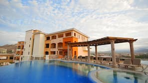 3 piscinas externas, guarda-sóis, espreguiçadeiras