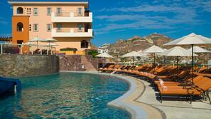 3 piscinas externas, guarda-sóis, espreguiçadeiras