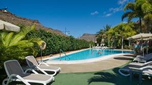 3 piscines extérieures, parasols de plage, chaises longues