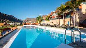 3 piscines extérieures, parasols de plage, chaises longues