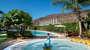 3 piscines extérieures, parasols de plage, chaises longues