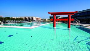 4 Innenpools, 3 Außenpools, Sonnenschirme, Liegestühle