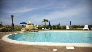 Piscine extérieure, cabanons gratuits, parasols de plage