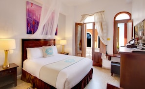 Deluxe Room, 1 Queen Bed | Hypo-allergenic bedding, pillowtop beds, in-room safe