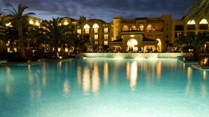 2 piscinas al aire libre, sombrillas, tumbonas