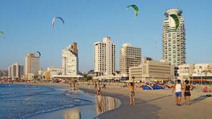 Una spiaggia nelle vicinanze, teli da spiaggia, windsurf