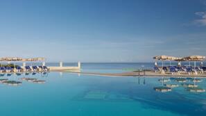 2 piscinas externas, guarda-sóis, espreguiçadeiras