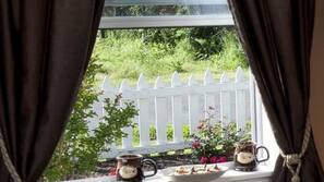 Individually decorated, iron/ironing board, free WiFi, bed sheets