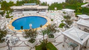 Piscine extérieure, parasols de plage, chaises longues