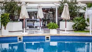 Piscine extérieure, parasols de plage, chaises longues