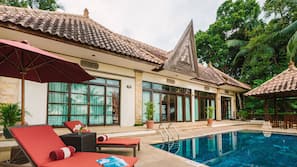 2 outdoor pools, pool loungers