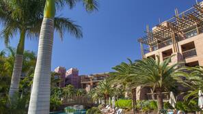 8 outdoor pools, pool umbrellas, pool loungers