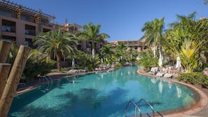 8 outdoor pools, pool umbrellas, pool loungers
