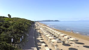Sulla spiaggia, lettini da mare, ombrelloni, windsurf