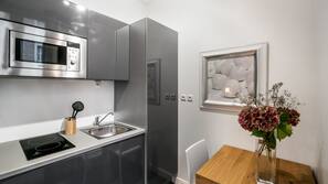Réfrigérateur, micro-ondes, fourneau de cuisine, cafetière/bouilloire