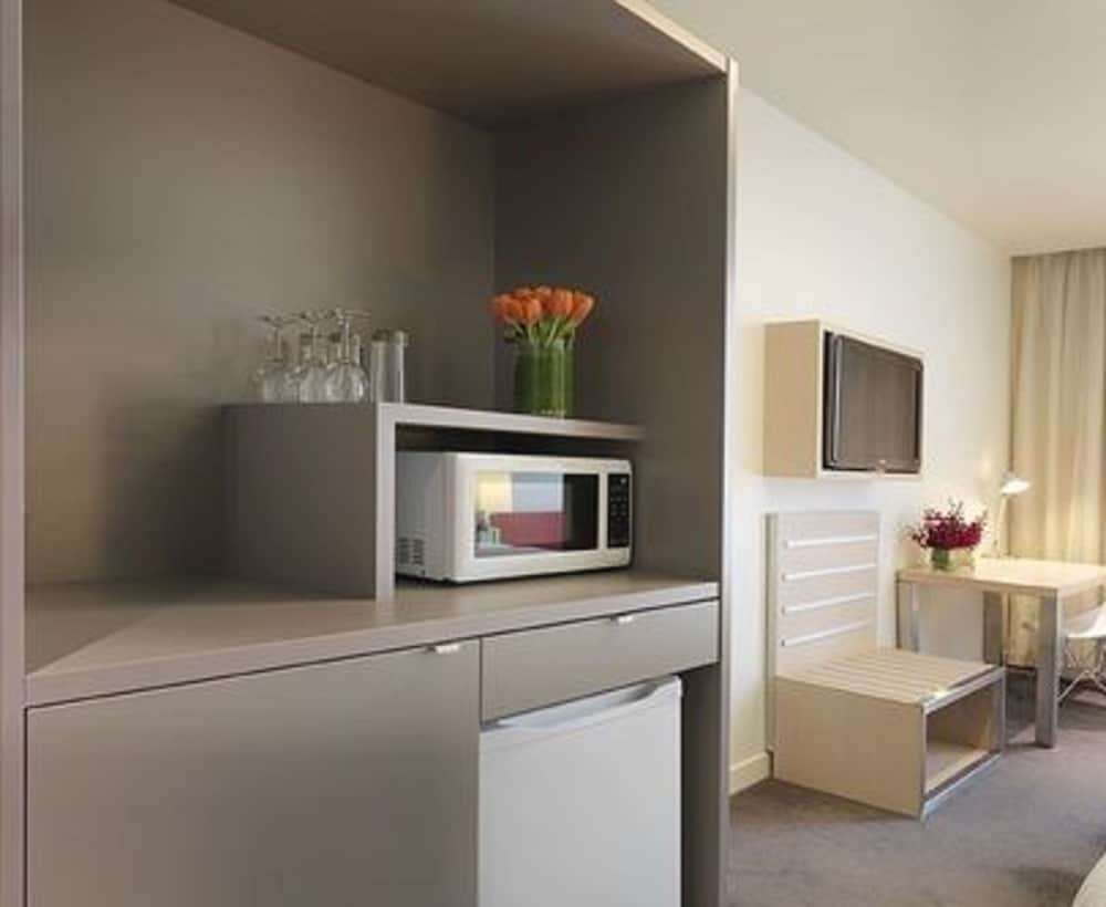 Private kitchen, Travelodge Hotel Melbourne Docklands