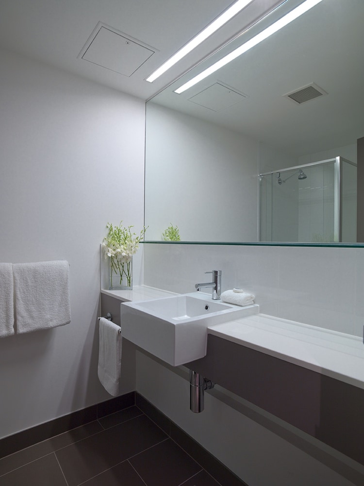 Bathroom, Travelodge Hotel Melbourne Docklands