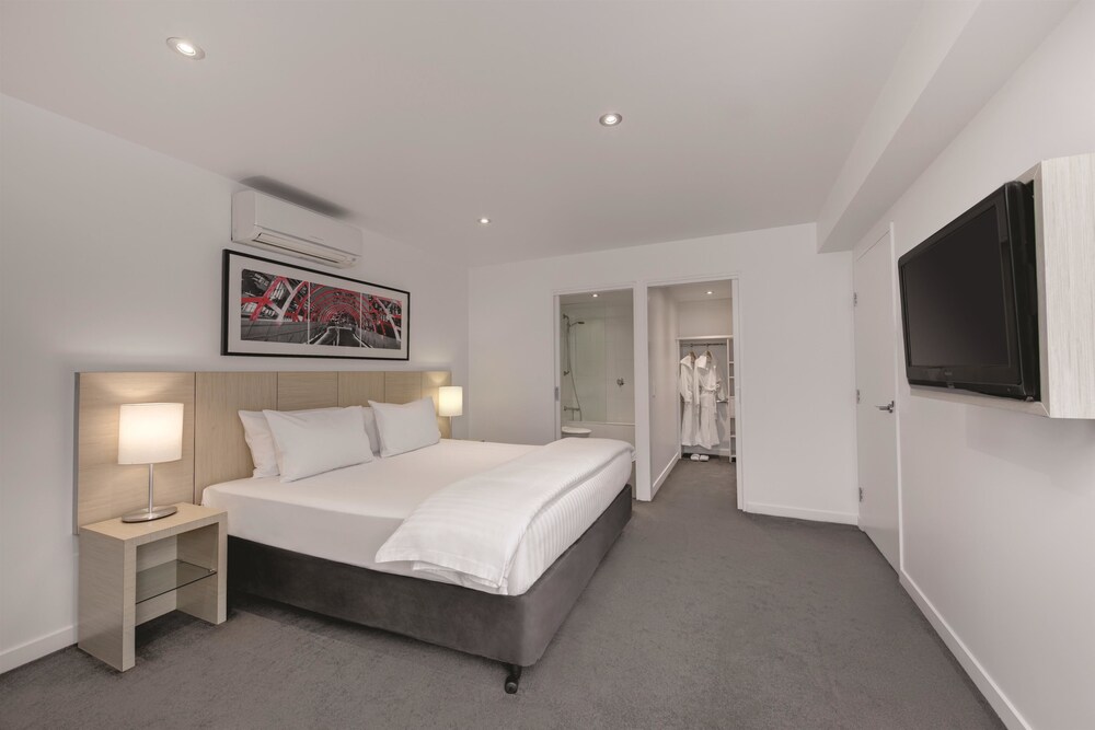 Room, Travelodge Hotel Melbourne Docklands